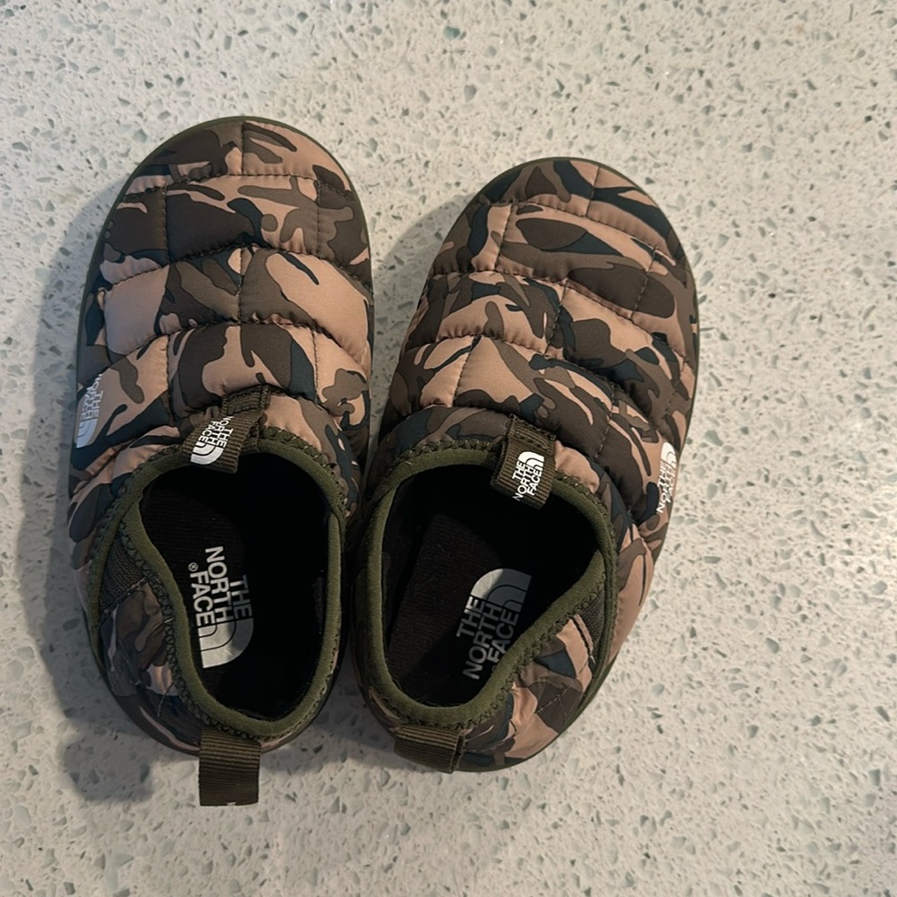 Boys The North Face camo slippers